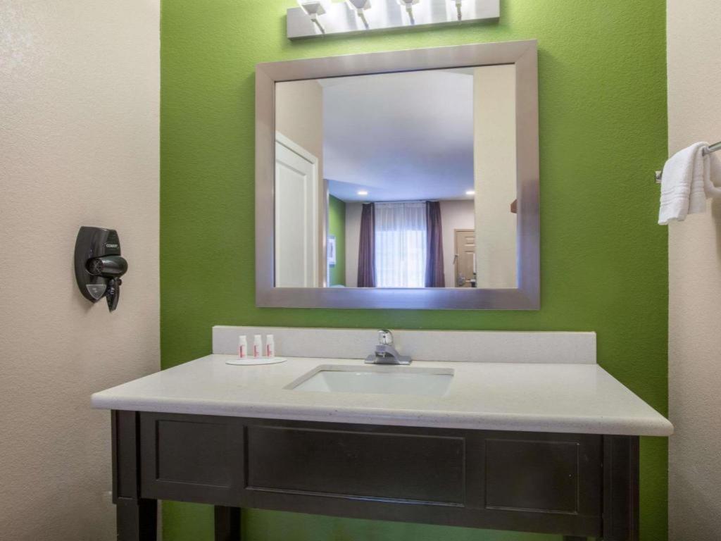 Super 8 By Wyndham Mansfield La Hotel Bagian luar foto