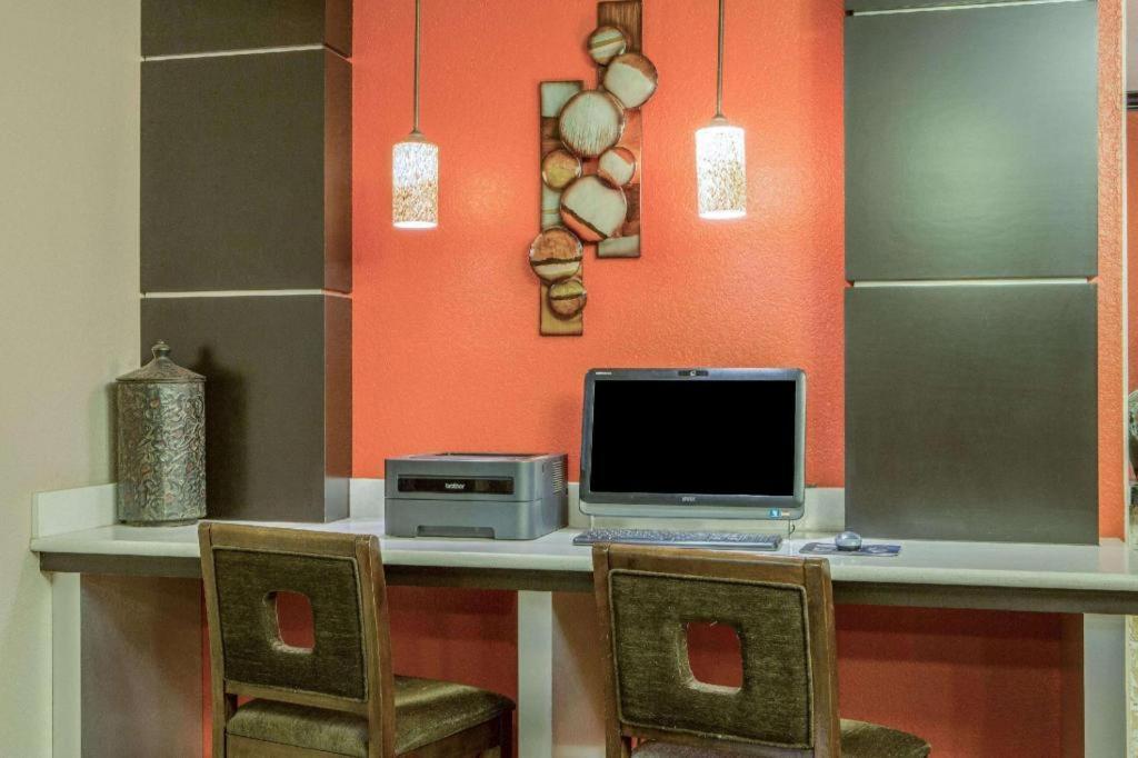 Super 8 By Wyndham Mansfield La Hotel Bagian luar foto