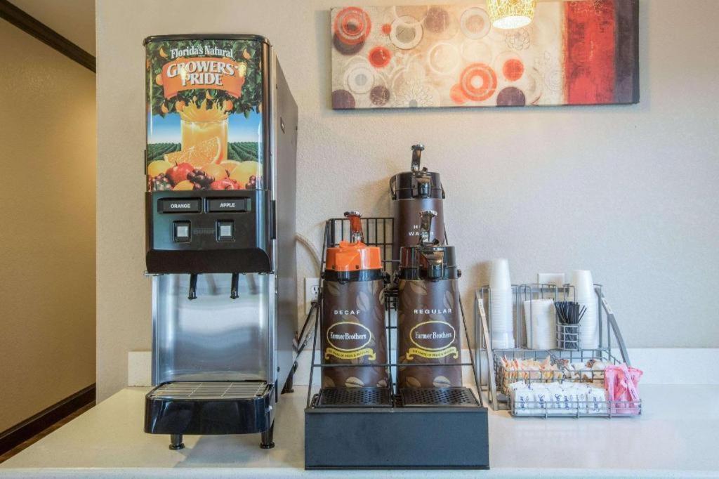 Super 8 By Wyndham Mansfield La Hotel Bagian luar foto